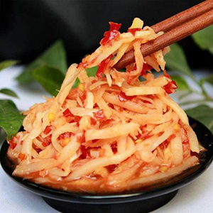 肖叔叔螺蛳粉酸笋包的全自动给袋式真空包装方式