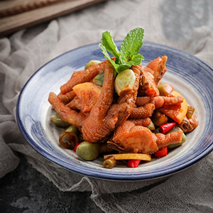 如何配备环形下料器实现泡椒鸡爪真空包装