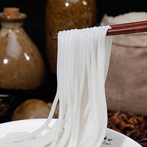 鲜米粉全自动给袋式真空包装机的工作原理是怎样的？