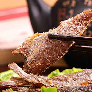 小黄鱼是怎么进行给袋式真空包装的？