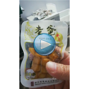 老爸豆腐丁给袋式真空包装机 定量杯下料器 100包/分钟