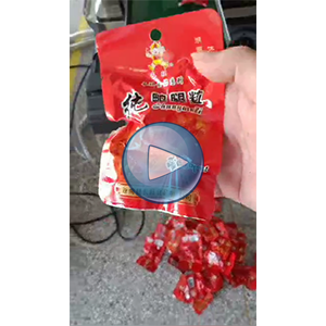 鸭腿粒给袋式真空包装机，鸭腿粒试机视频